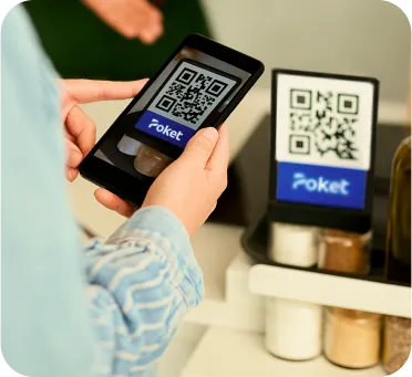Imagen de manos con un celular scaneando un código QR de Poket