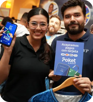Emprendedores en feria cobrando con Poket