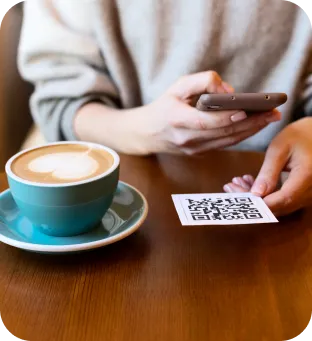 Persona escaneando Código QR de Poket