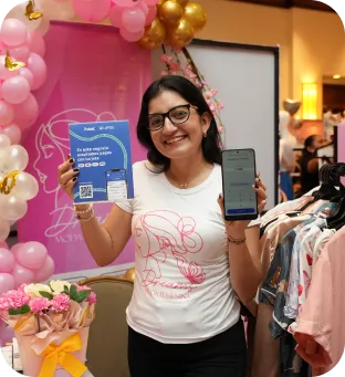 Mujer mostrando Enlace de Pago con Poket